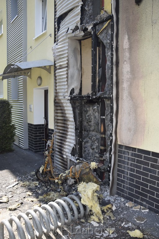 Rollerbrand dann Feuer 1 Fassadenbrand Koeln Gremberg Kroppergasse P54.JPG - Miklos Laubert